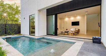 Modern East Austin Home w/ Pool, Near Downtown & Lady Bird Lake Casa 1803 by Avantstay