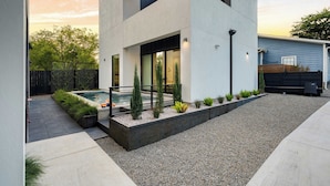 A modern two-story house with a swimming pool, a well-maintained garden, and a clear view of the sky. - Modern East Austin Home w/ Pool, Near Downtown & Lady Bird Lake Casa 1803 by Avantstay (Austin)