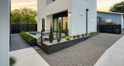 Modern East Austin Home w/ Pool, Near Downtown & Lady Bird Lake Casa 1803 by Avantstay