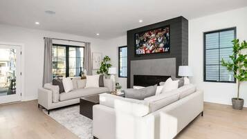 Een televisie, een open haard en een kantoor