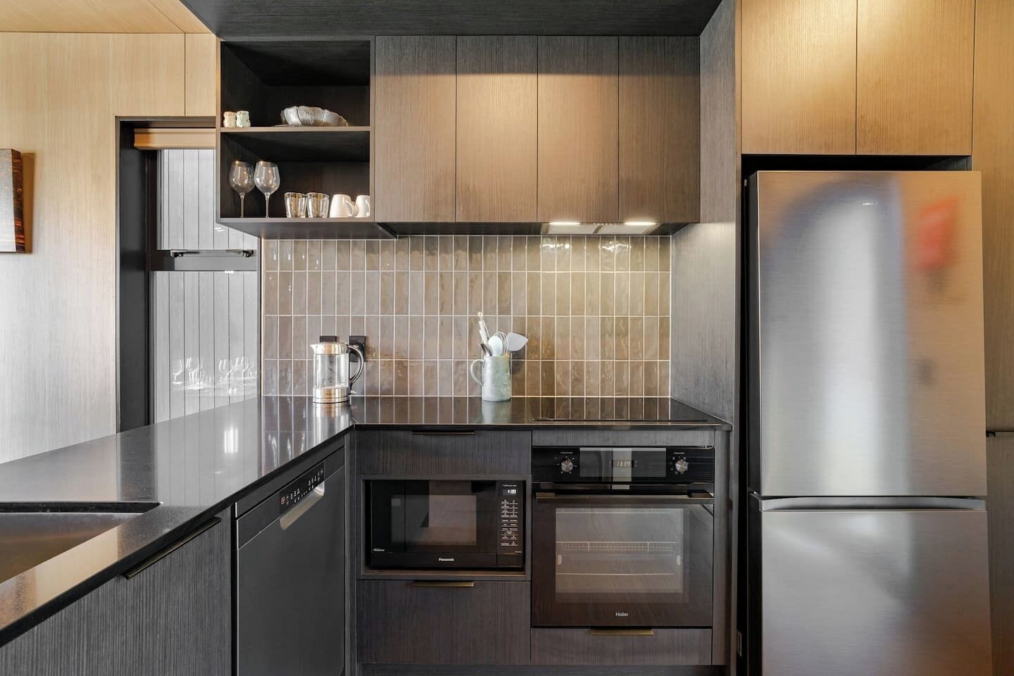 Frigorífico, microondas, horno y placa de cocina