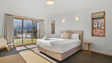 4 bedrooms, desk, iron/ironing board, WiFi