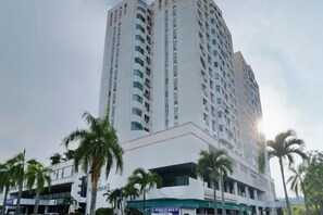 Gambar tidak terklasifikasi, 3 dari 17, tombol