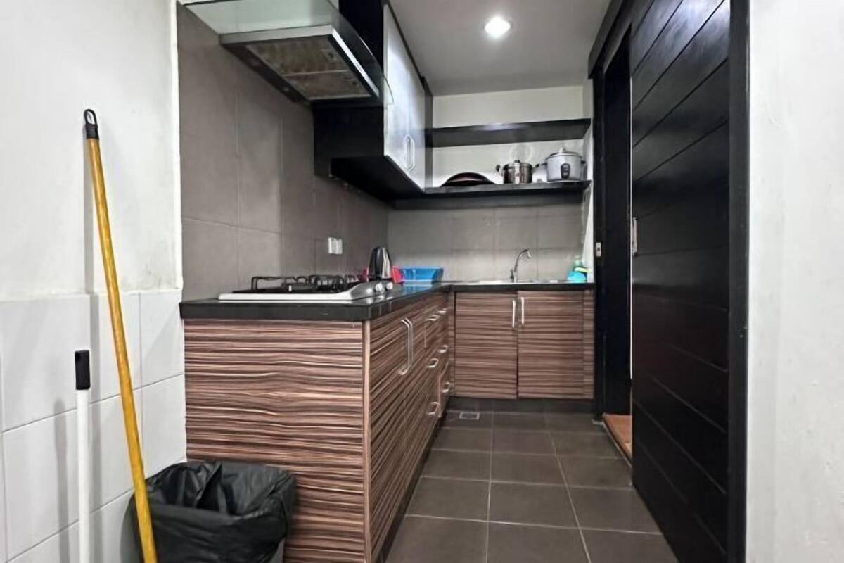 Une cuisine dotée d’un îlot central, de meubles de rangement, d’une cuisinière et d’un évier.