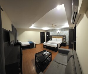 Habitación triple familiar | Cortinas opacas, tabla de planchar con plancha, wifi gratis