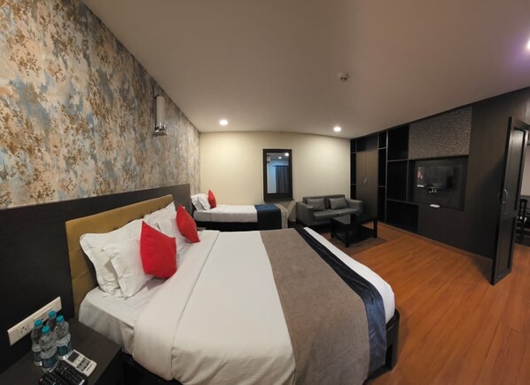 Executive Suite | Blackout drapes, iron/ironing board, free WiFi