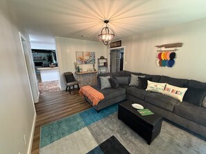 Téléviseur connecté, foyer, jeux vidéo, livres