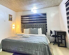 5 bedrooms, iron/ironing board, free WiFi, bed sheets