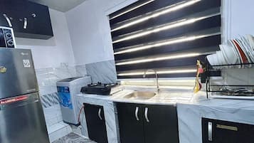 Refrigerador, horno, parrilla de estufa y tetera eléctrica