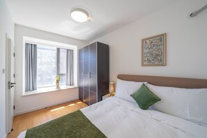 Superior appartement, 1 slaapkamer, keuken, uitzicht op de stad | Een strijkplank/strijkijzer, gratis wifi
