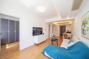 Superior Apartment, 1 Bedroom, Kitchen, City View | Living room | Smart TV