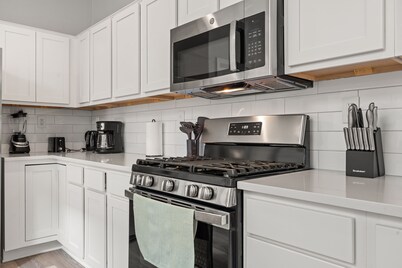 MODERN COMFORT • 3BR HOME NEAR AIRPORT & NETFLIX