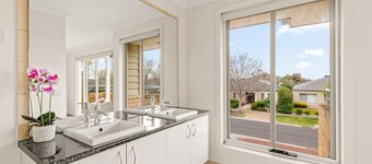 StayAU Modern Sanctuary Mins from the Ct & Airport