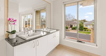 StayAU Modern Sanctuary Mins from the Ct & Airport