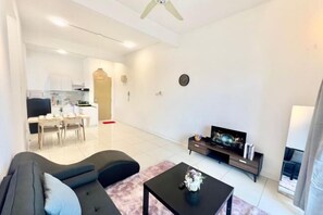 Room - Puchong SkyPod Residence 1-10pax next to IOI Mall Wi-Fi MRT (Puchong)