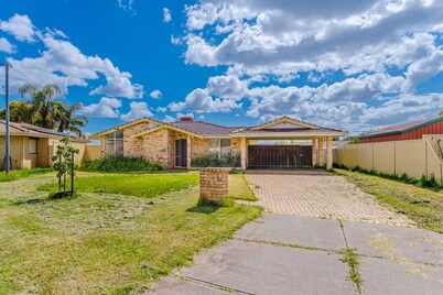 StayAU 4BR Family Retreat w/Garden – Near Perth