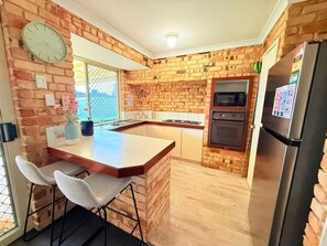 Geladeira, micro-ondas, fogão, cooktop