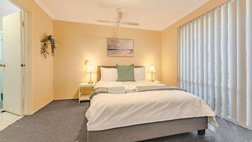 4 bedrooms, iron/ironing board, WiFi, bed sheets