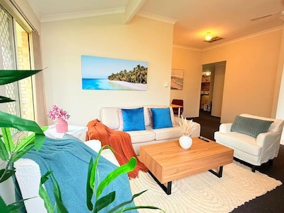 StayAU 4BR Family Retreat w/Garden – Near Perth