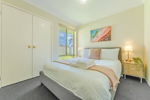 4 chambres, fer et planche à repasser, Wi-Fi, draps fournis
