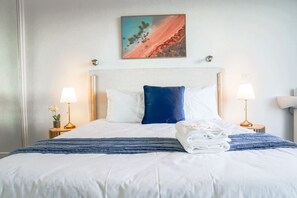 6 Schlafzimmer, Schreibtisch, Bügeleisen/Bügelbrett, Reisekinderbett