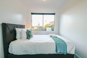 Una scrivania, ferro/asse da stiro, culla da viaggio, Wi-Fi