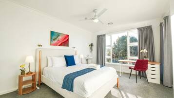 6 bedrooms, desk, iron/ironing board, travel crib