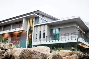 A modern building with a balcony, large windows, and a staircase. - Deco Home Mesilau Golf Bungalow @ Kundasang (Kundasang)