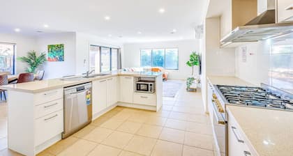 StayAU 4BR Tranquil Family Escape House Point Cook