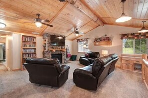 Una televisión, un futbolín, una mesa de tenis de mesa