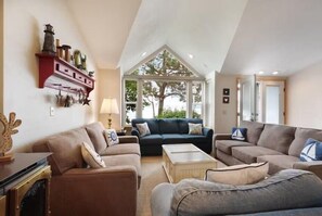 Una televisión, un futbolín, una mesa de tenis de mesa