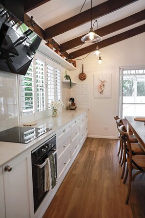 Mikrowelle, Ofen, Herdplatte, Geschirrspüler