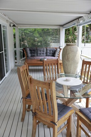 Outdoor dining - Firefly Cottage | Hideaway with Wood Fireplace (Tamborine Mountain)