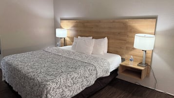 Escritorio, espacio para trabajar con laptop y cortinas blackout