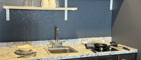 Suite, 1 King Bed, Non Smoking, Kitchenette | Private kitchen | Mini-fridge, microwave