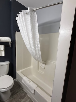 Badewanne, kostenlose Toilettenartikel, Haartrockner, Handtücher