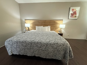 Skrivbord, arbetsyta för laptop och mörkläggningsgardiner