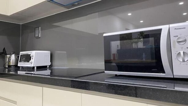 Eine moderne Küche mit Mikrowelle und Toaster auf der Arbeitsfläche.