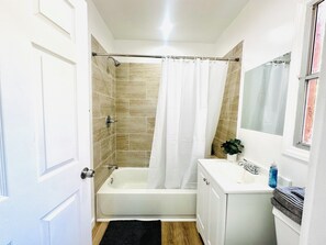 Dusche, Handtücher, Seife, Toilettenpapier