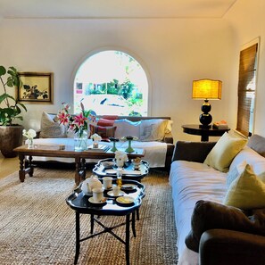 Interior - BEACH BUNGALOW IN THE HEART OF SURF CITY 3BR 2BA - Work place friendly (Huntington Beach)