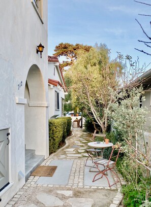 Outdoor dining - BEACH BUNGALOW IN THE HEART OF SURF CITY 3BR 2BA - Work place friendly (Huntington Beach)