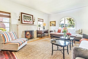 Smart TV, fireplace, books - BEACH BUNGALOW IN THE HEART OF SURF CITY 3BR 2BA - Work place friendly (Huntington Beach)