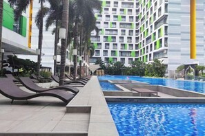Outdoor pool - Republic Plaza -Luxury condo with pool, close to airport (Ho Chi Minh City)