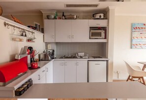 Fridge, oven, coffee/tea maker, electric kettle