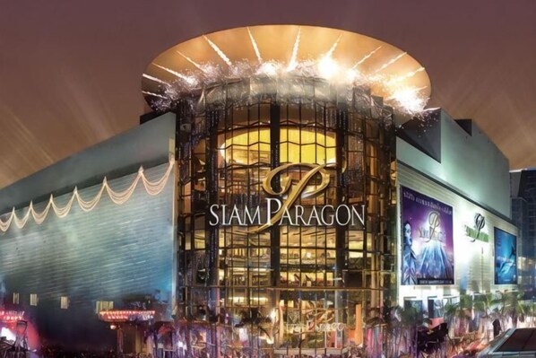Un grand bâtiment moderne, sur lequel on peut voir une enseigne bien visible indiquant « SIAM PARAGON ».