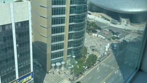 A modern building with a curved glass facade and a multi-story structure. - HaiLun Officetel (Seoul)