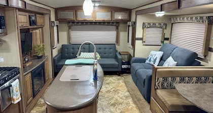 Cozy RV in quaint Nicholson. Close to UGA.