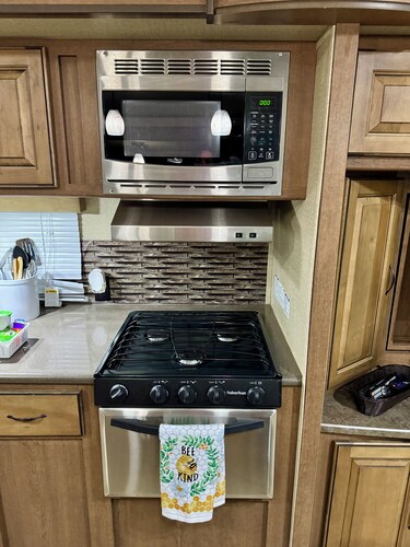 Cozy RV in quaint Nicholson. Close to UGA.