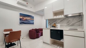 Appartement Familial, balcon, vue mer | Coin séjour | TV connectée de 55 pouces avec chaînes numériques