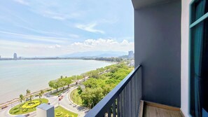 Apartamento familiar, balcón, vistas al mar | Vistas del balcón